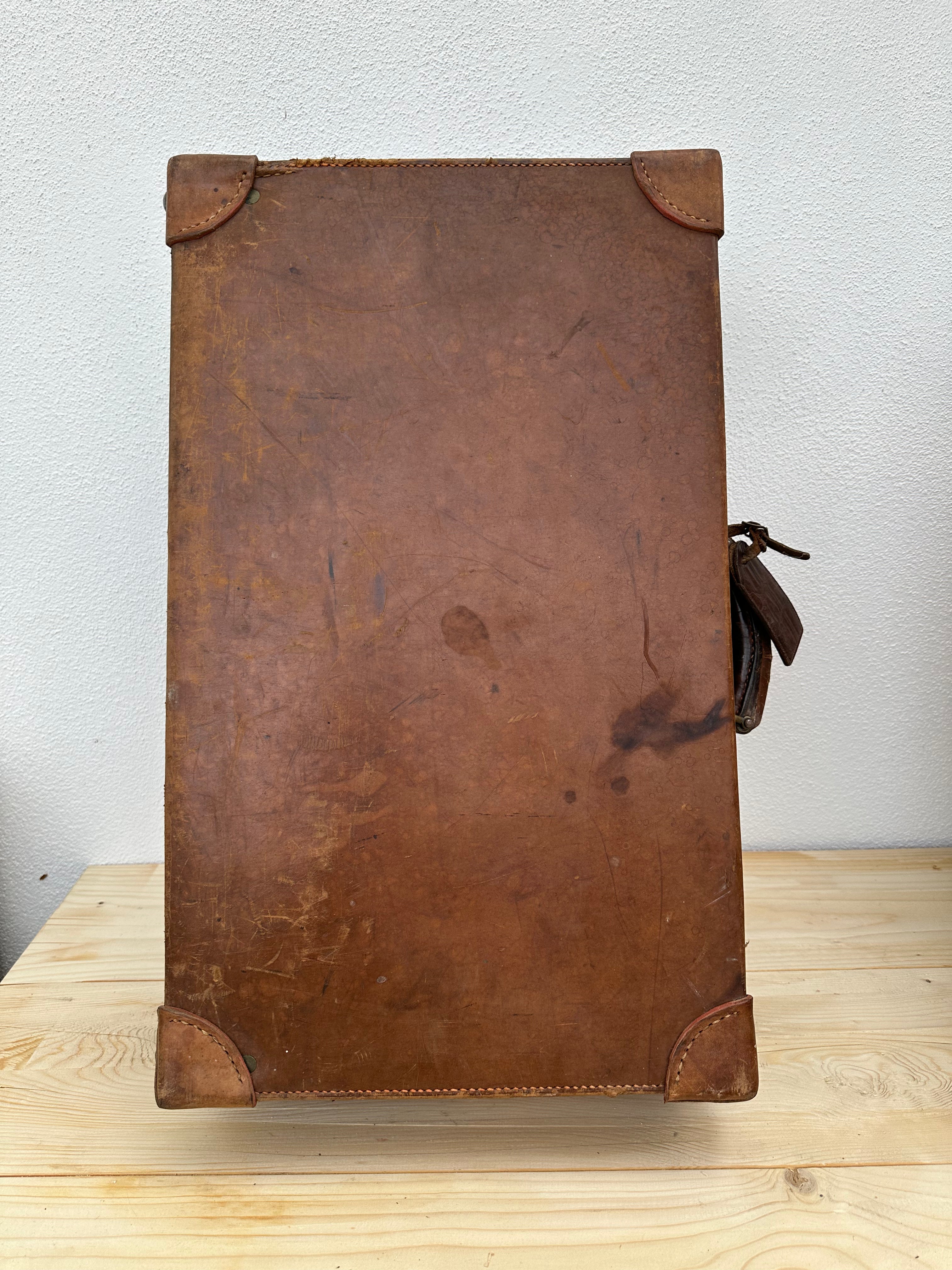 Gammel læderkuffert, 59x36x18 cm