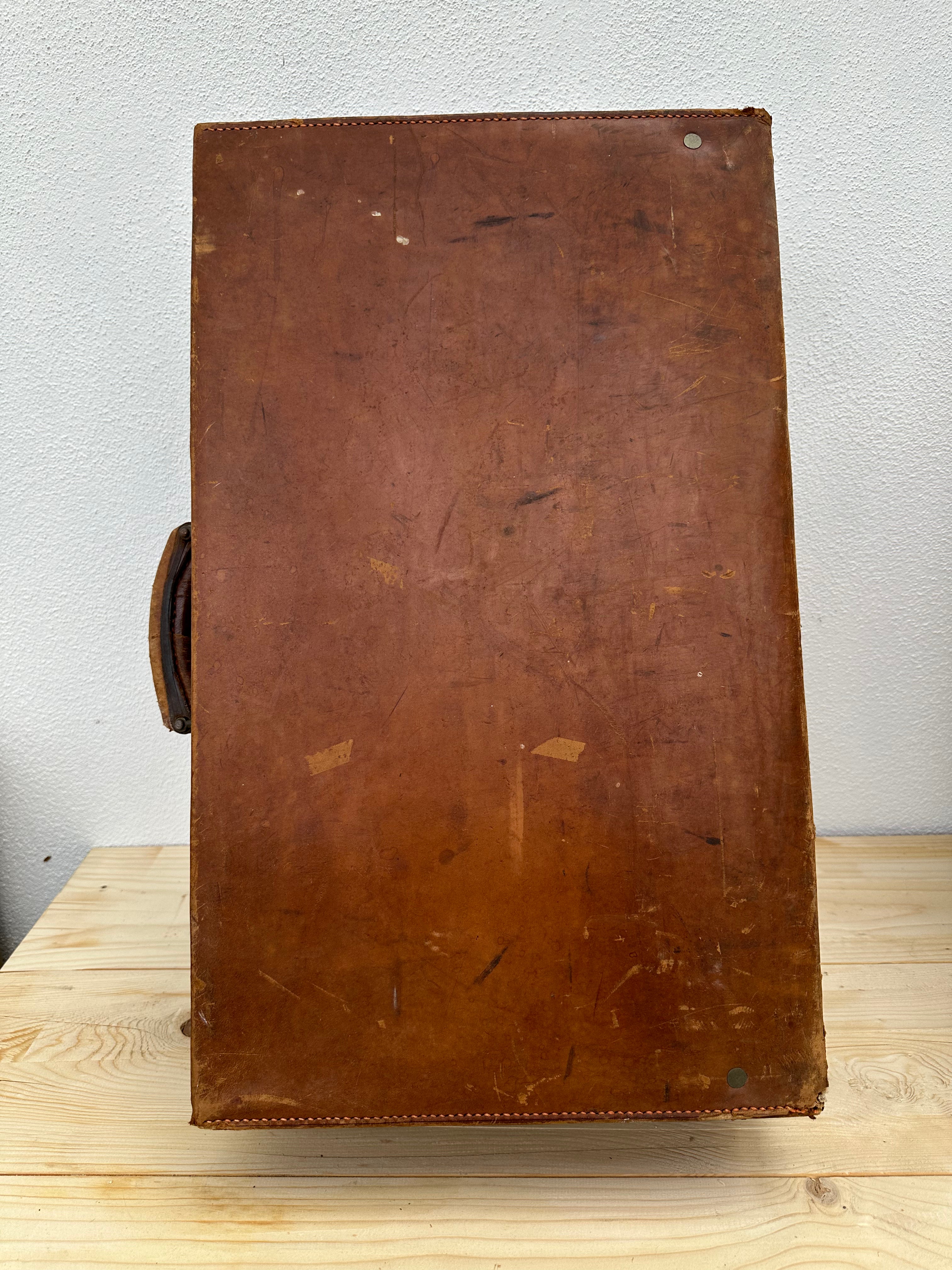 Gammel læderkuffert, 59x36x18 cm