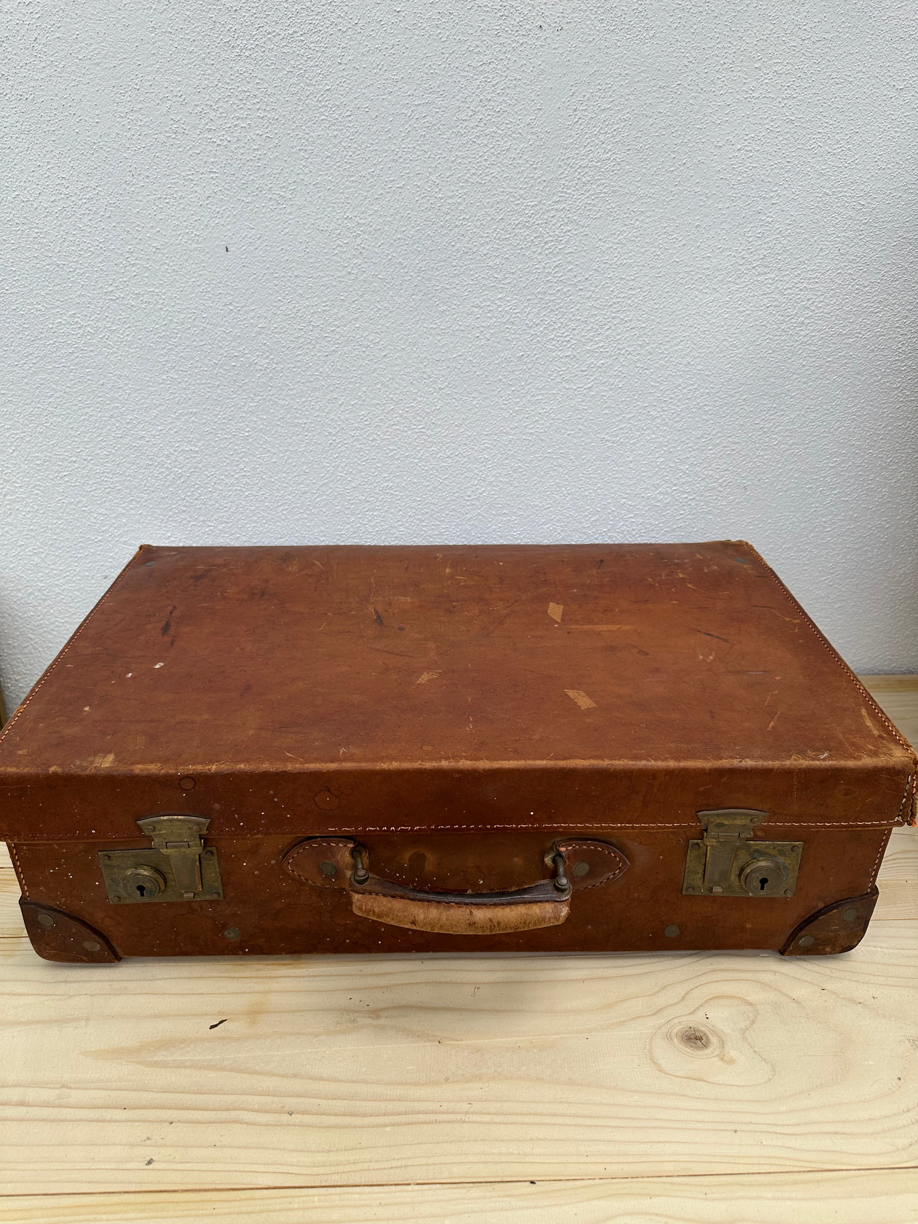 Gammel læderkuffert, 59x36x18 cm