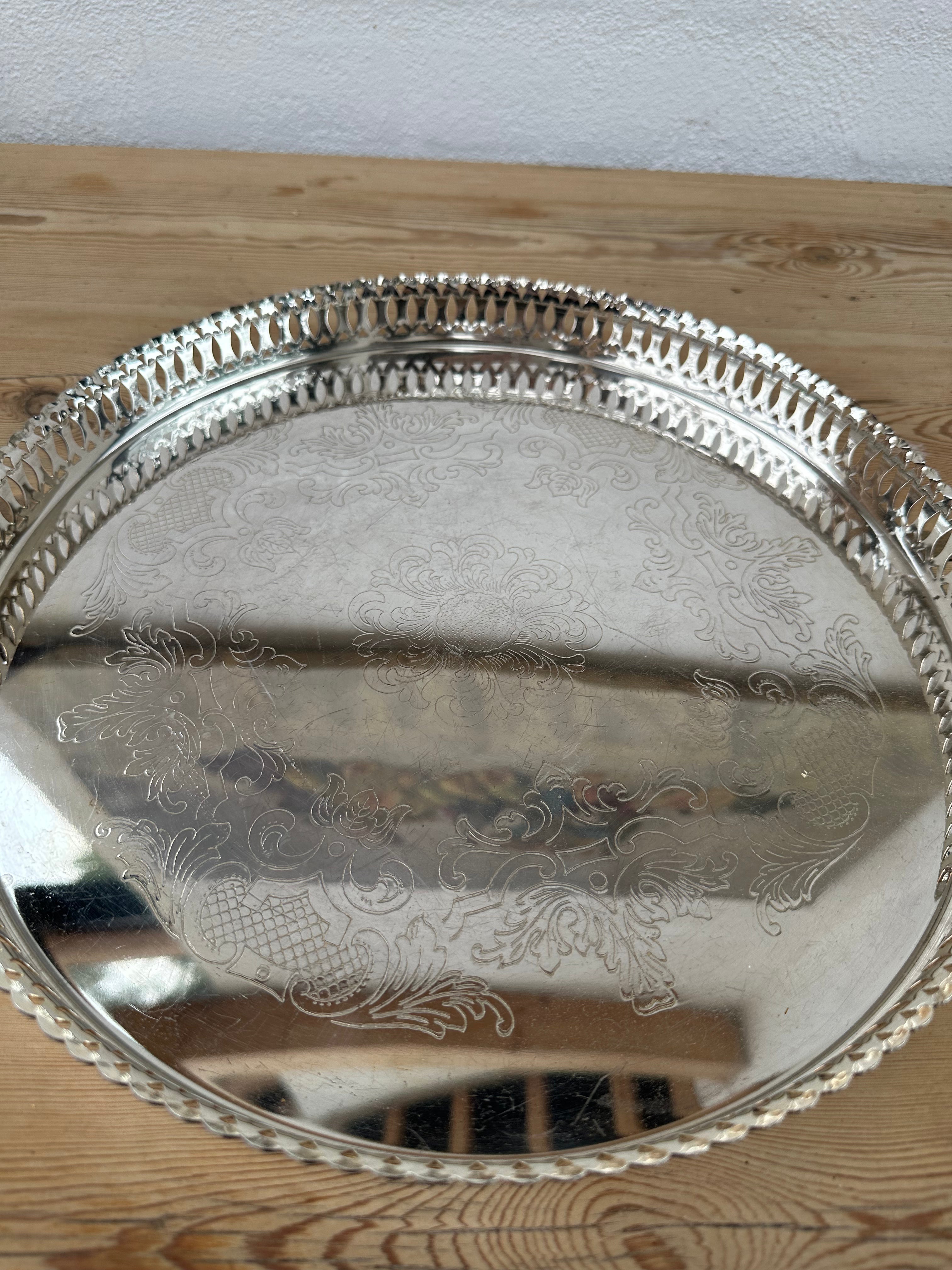 Sølvbakke m. kant, Ø33 cm