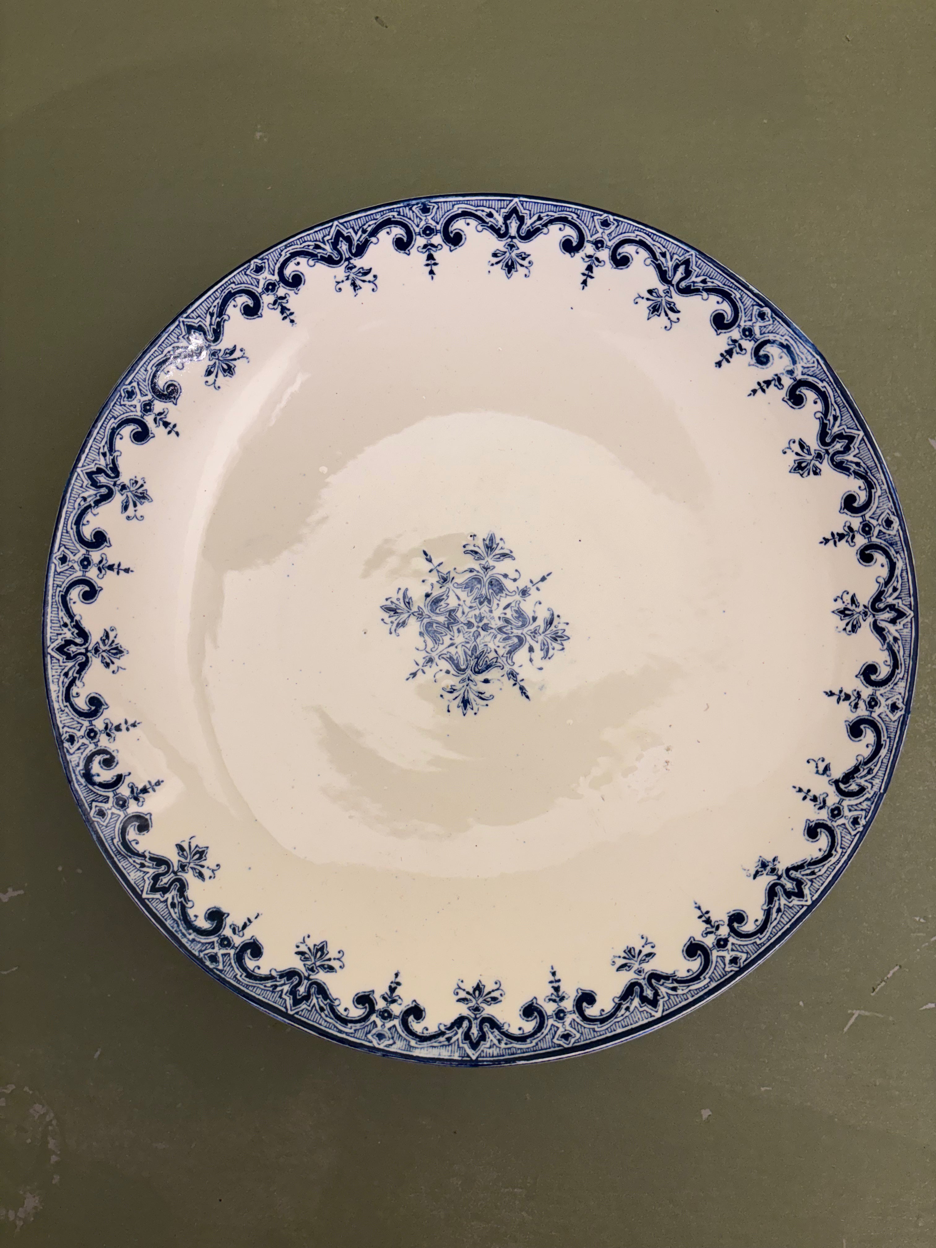 Fransk opsats i porcelæn, Ø22,5 cm.