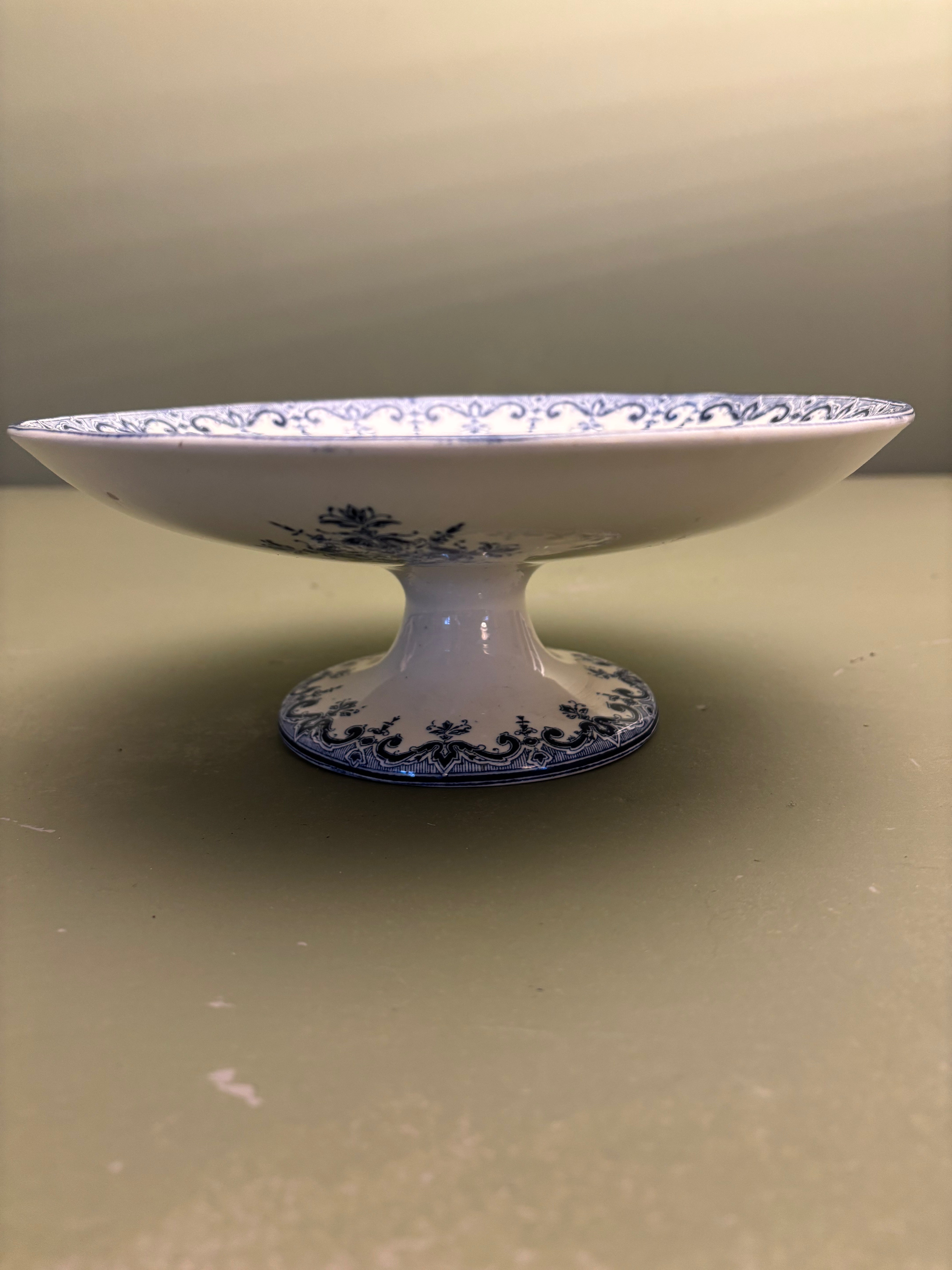 Fransk opsats i porcelæn, Ø22,5 cm.