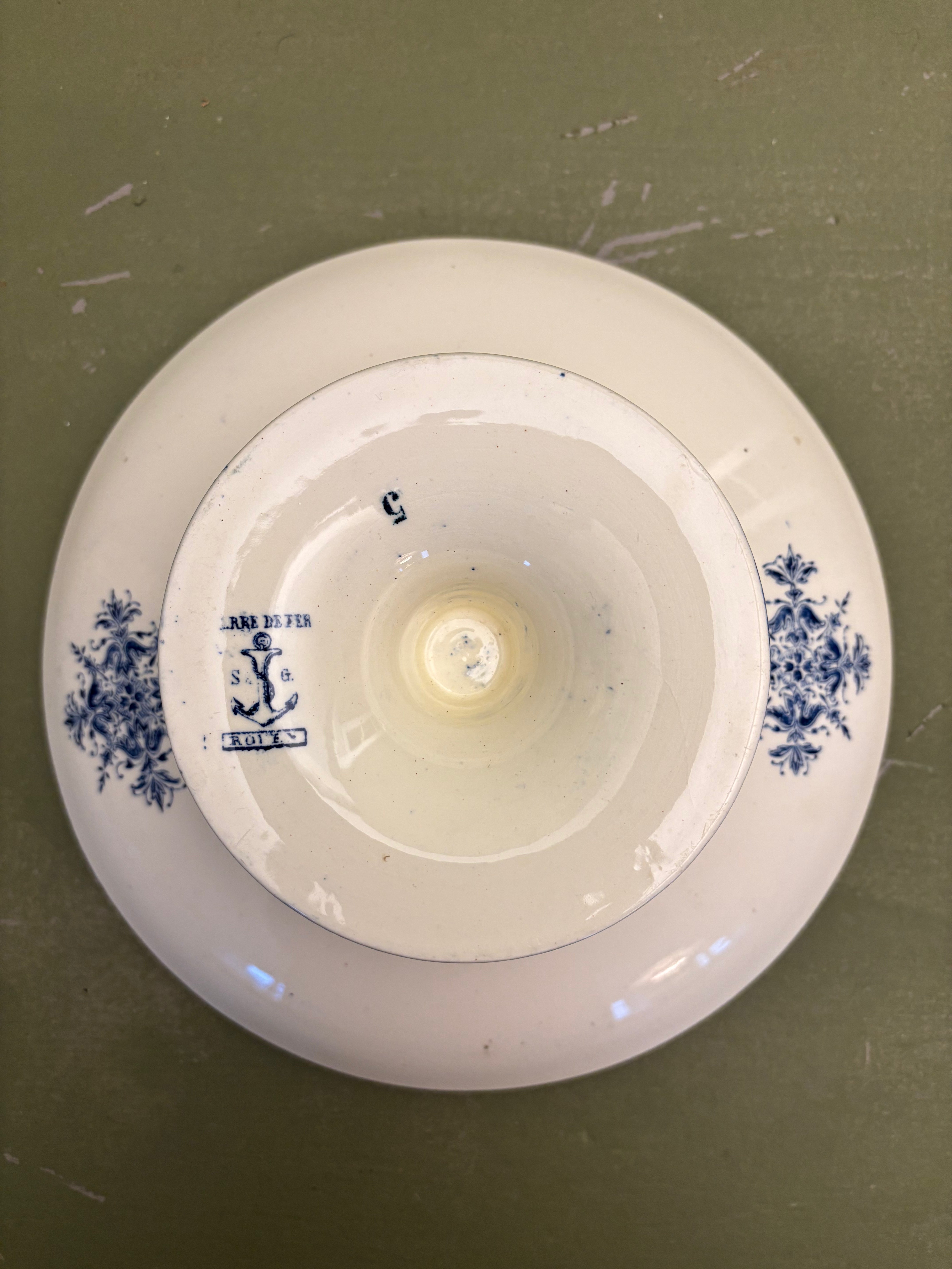 Fransk opsats i porcelæn, Ø22,5 cm.