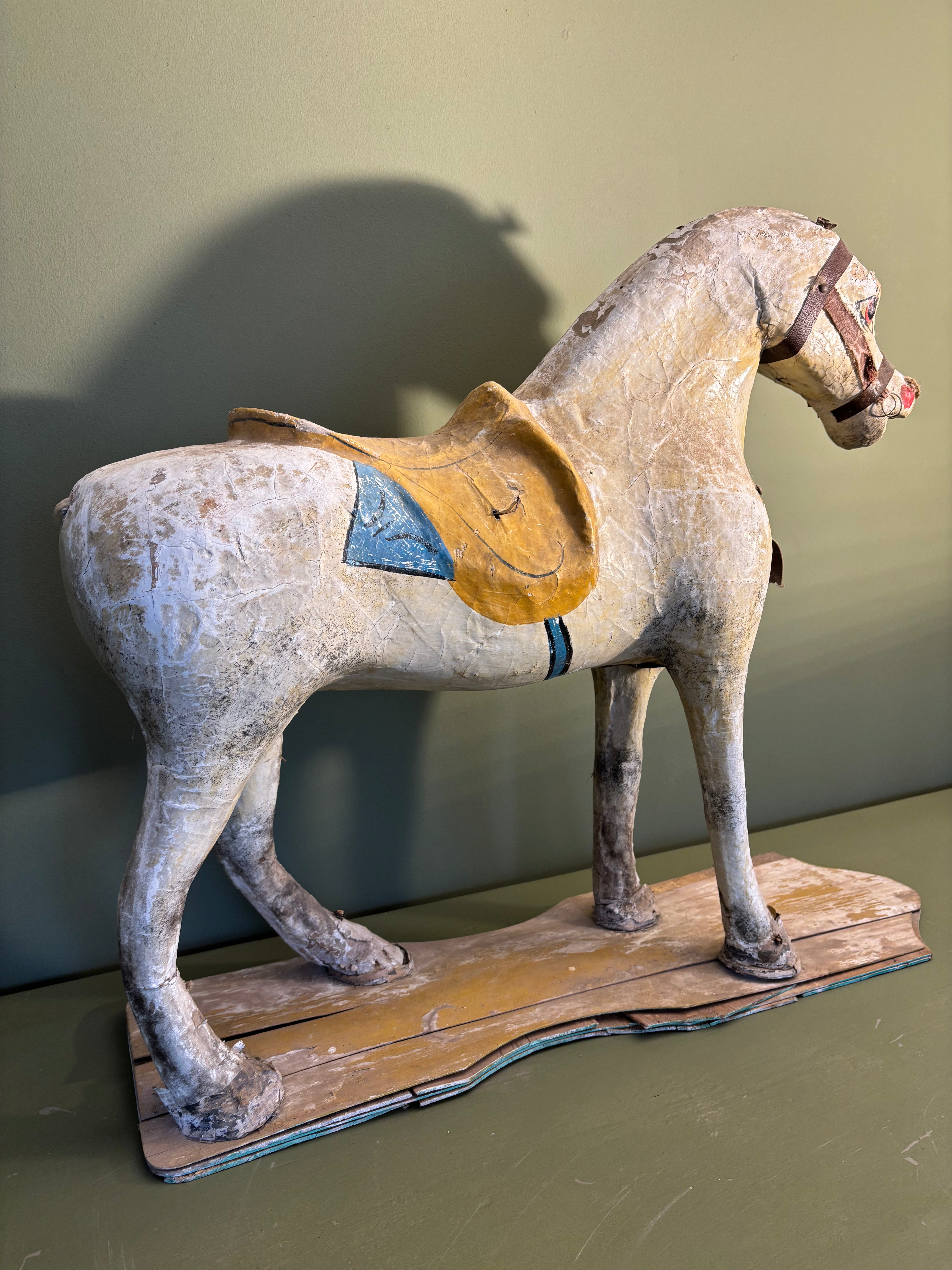 Gl. hest i papmache