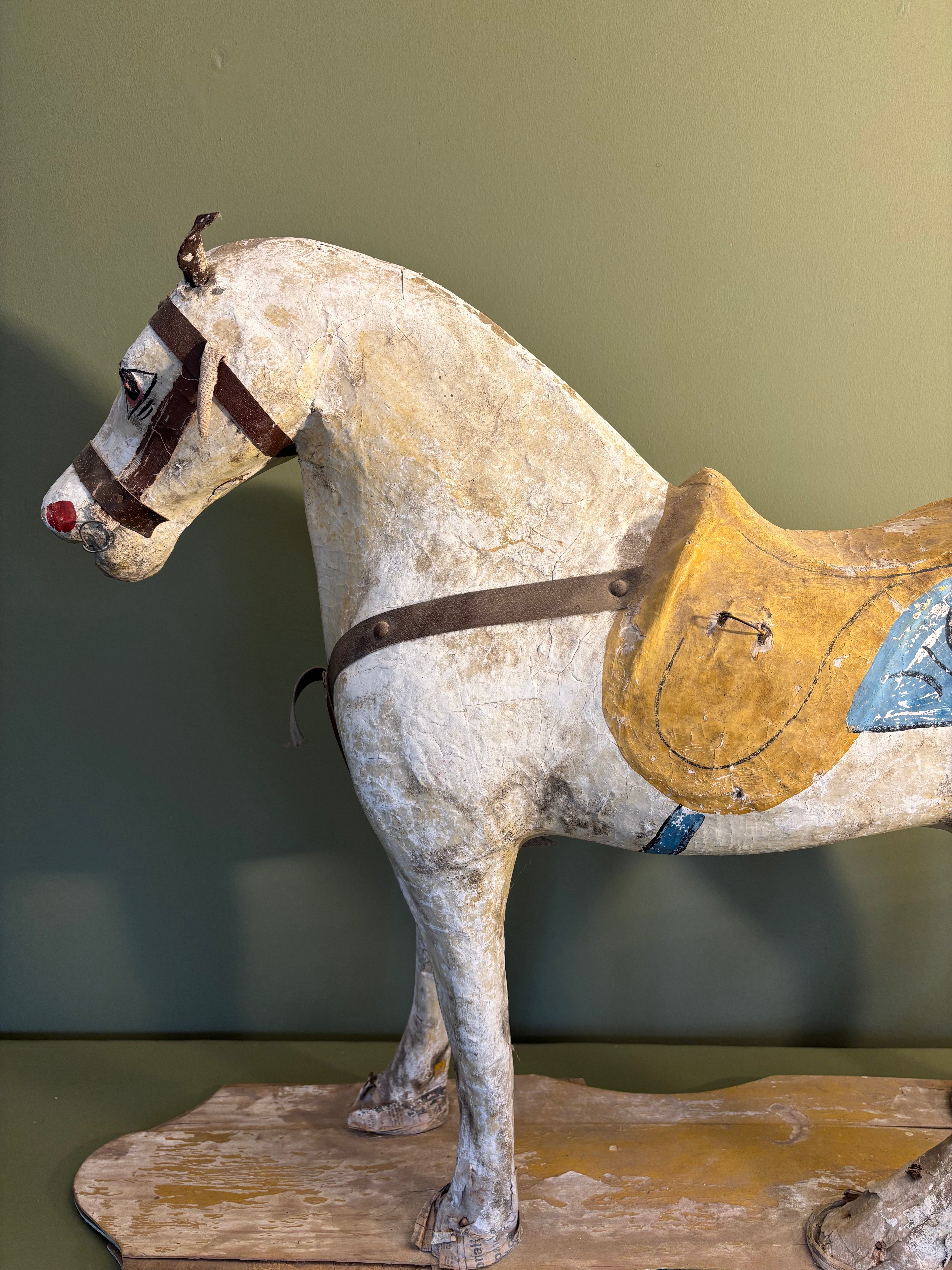 Gl. hest i papmache