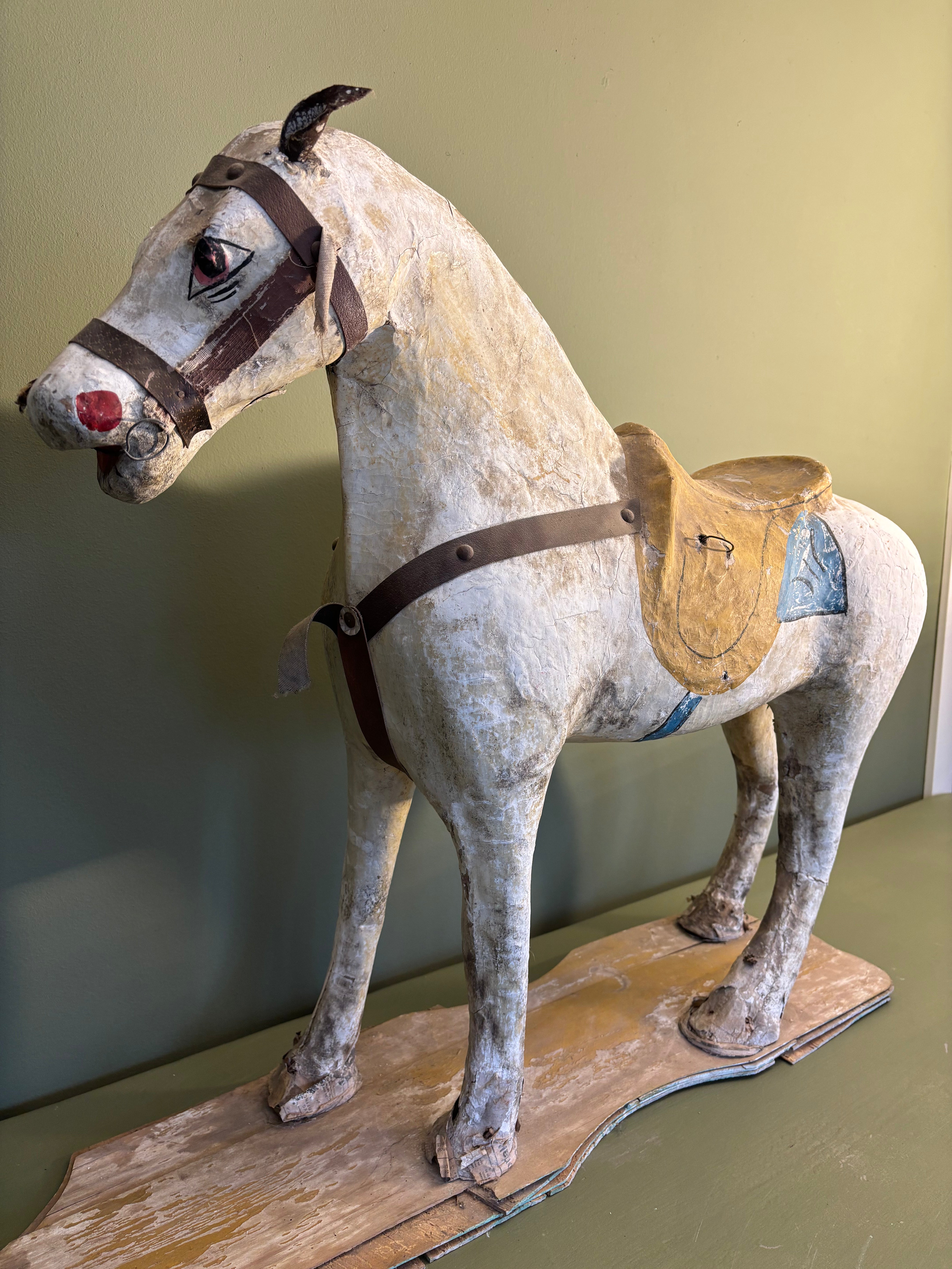 Gl. hest i papmache