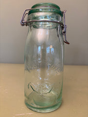 Grøn glasbeholder, h22,5 cm.