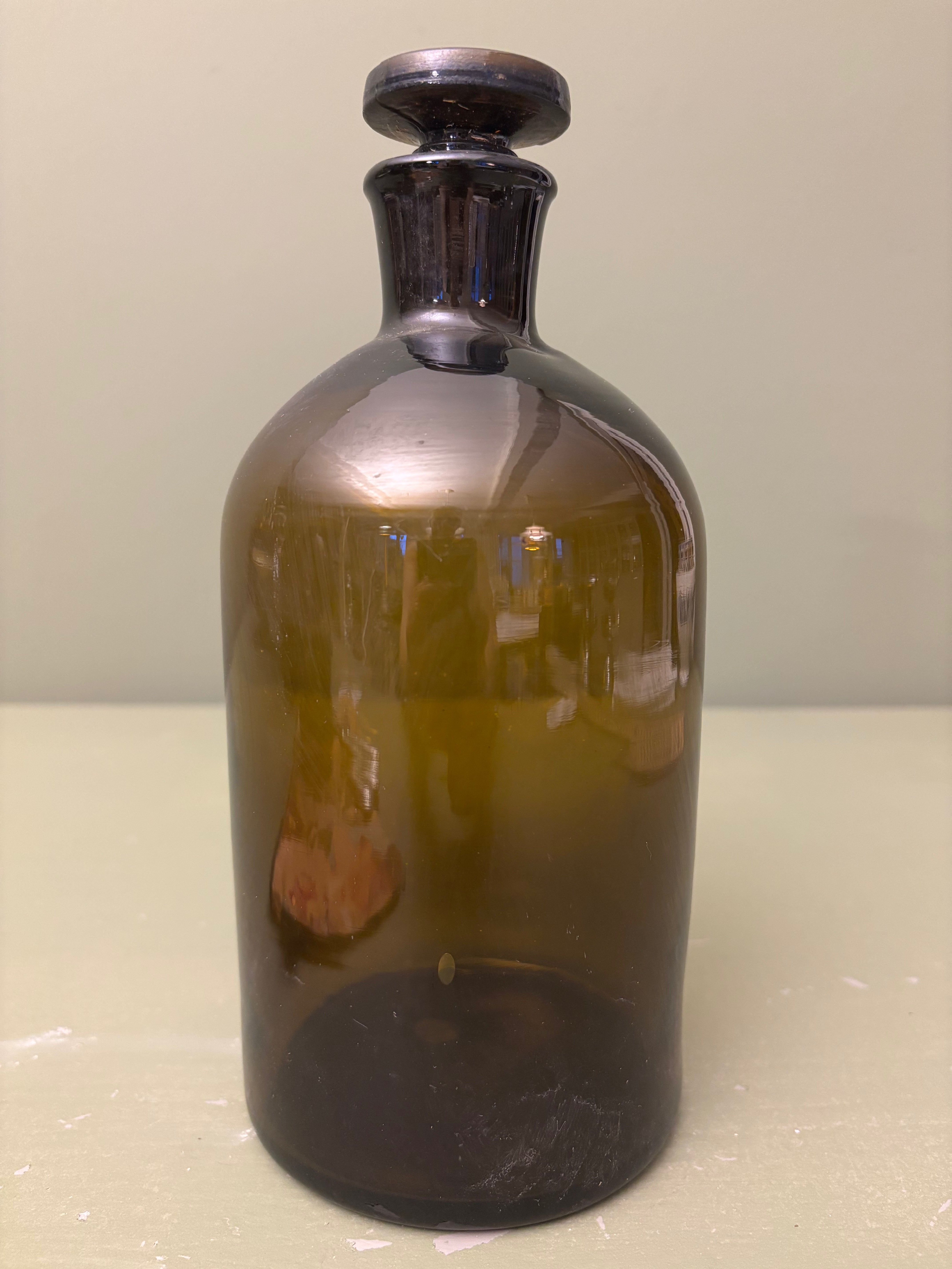 Glasflaske med låg, h22 cm.