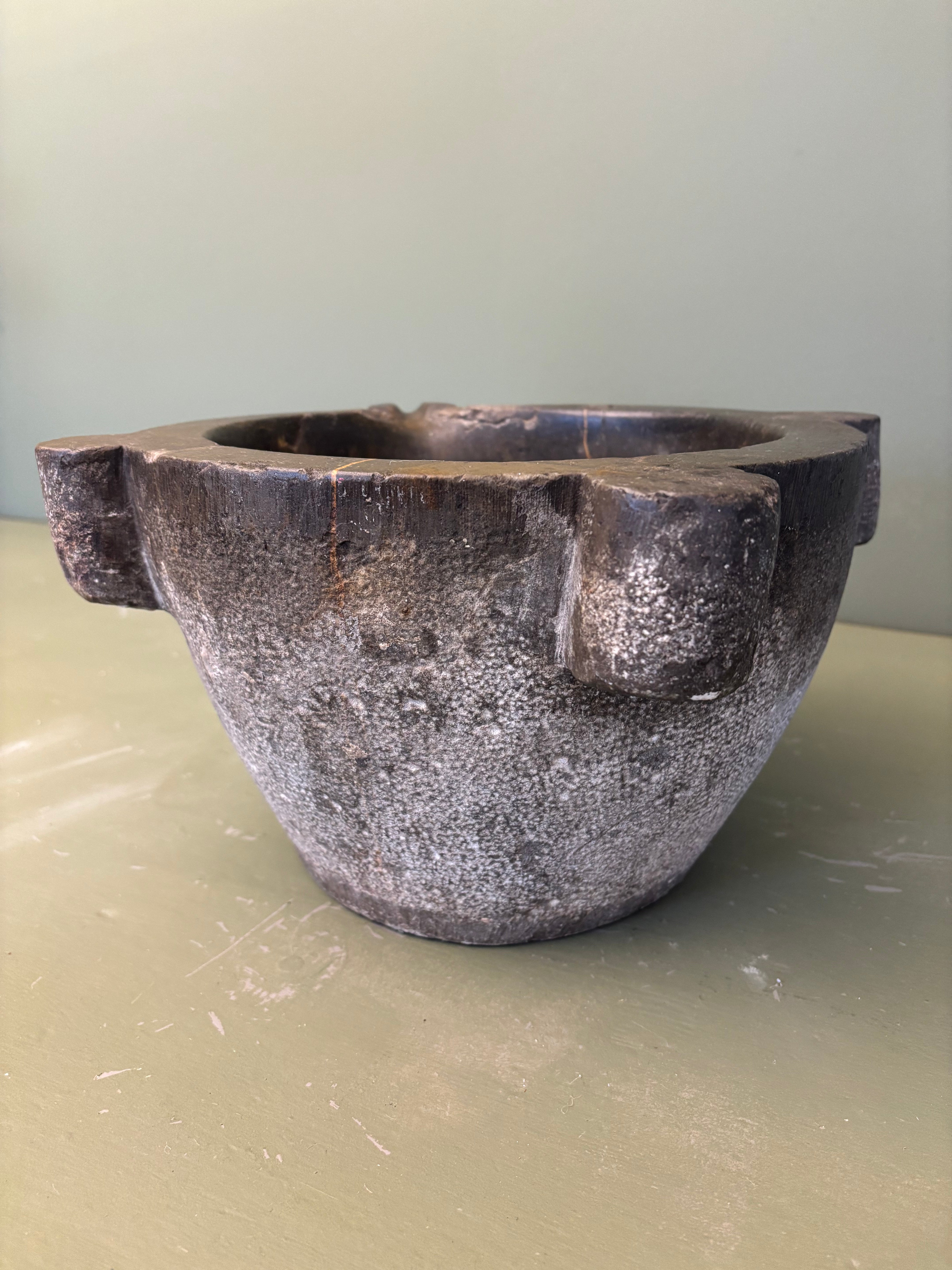Morter, Ø37,5 cm.