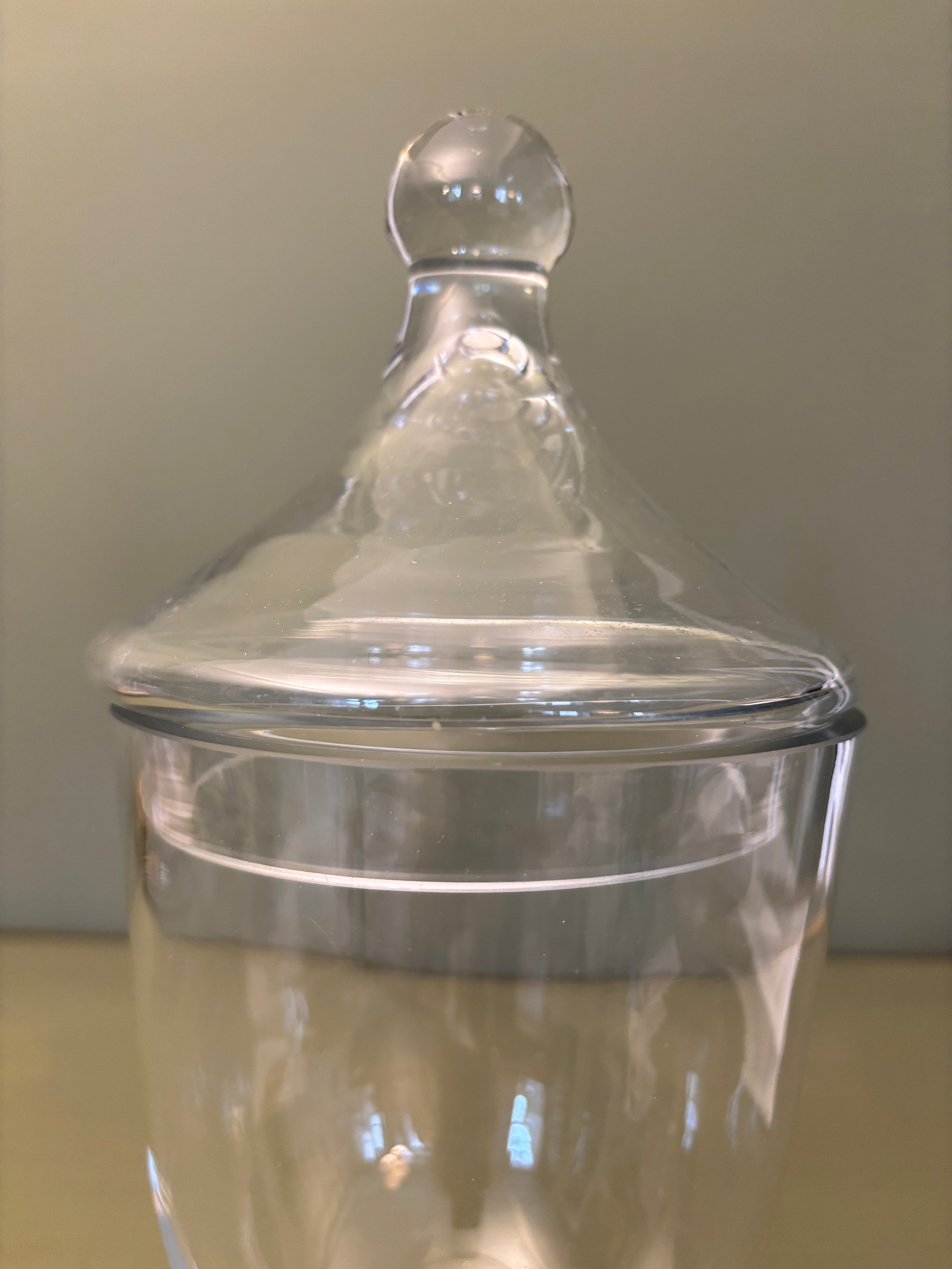 Glasbeholder med låg, h33 cm.