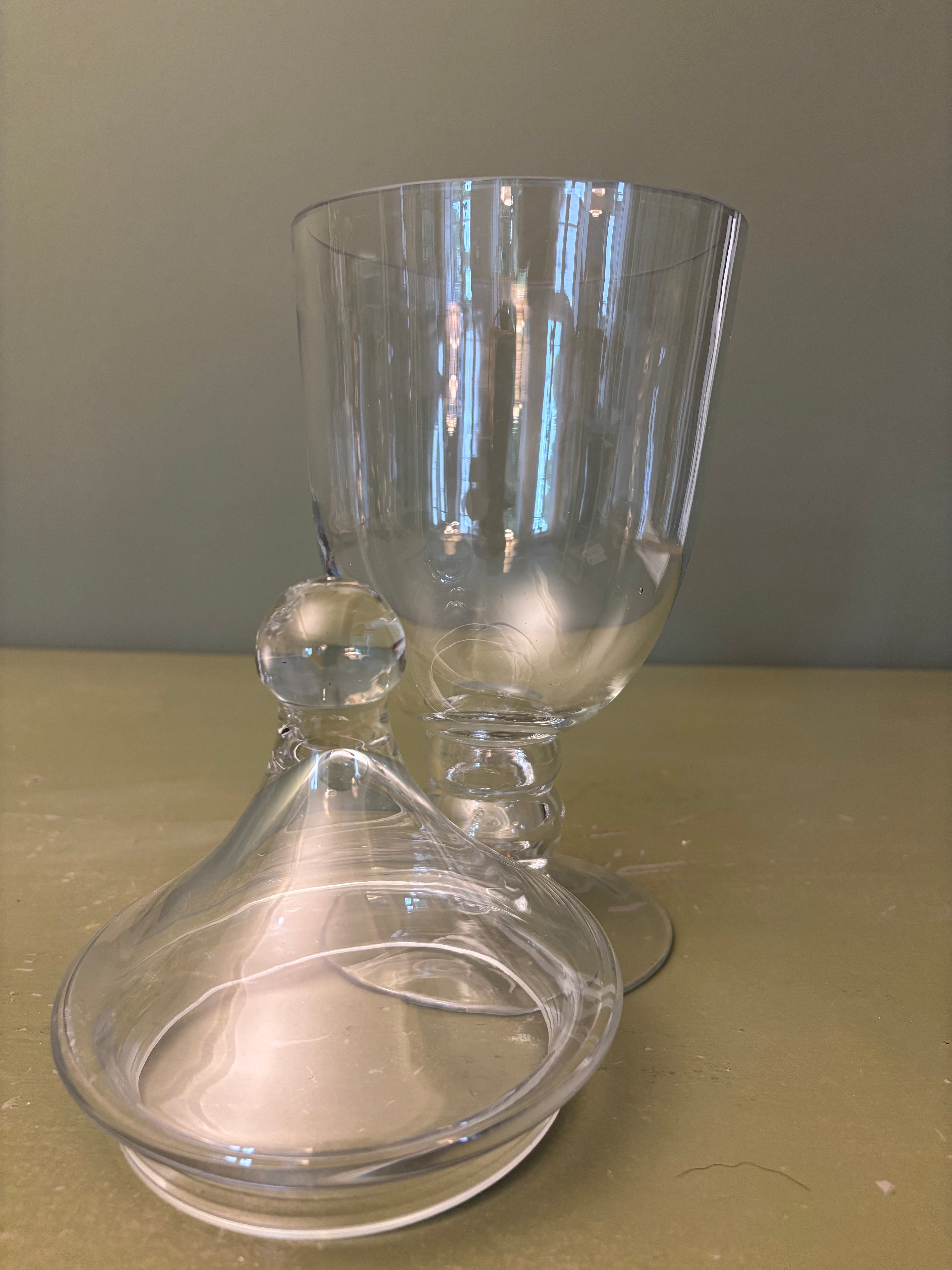 Glasbeholder med låg, h33 cm.