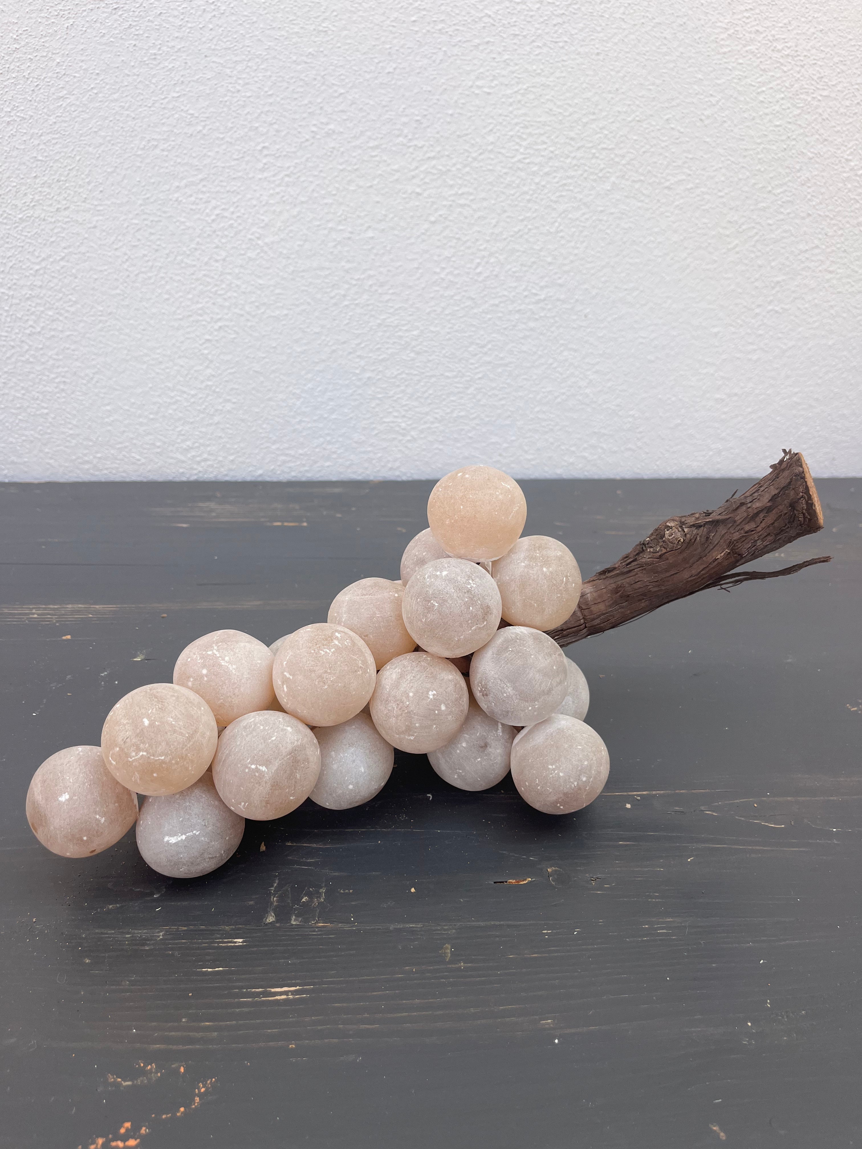 Vindrueklasse i alabast, 35 cm