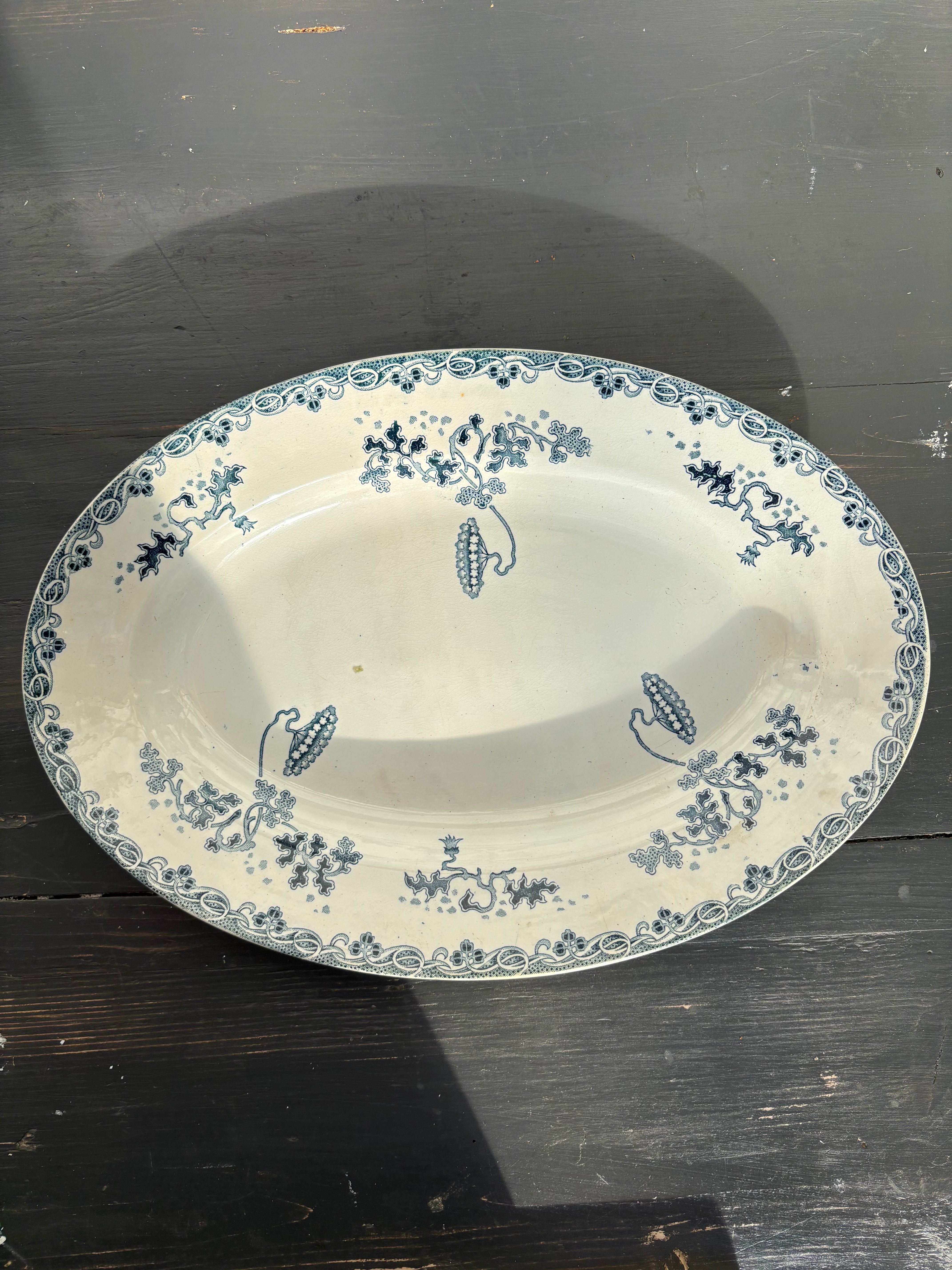 Fransk ovalt fad, 33 x 23 cm.