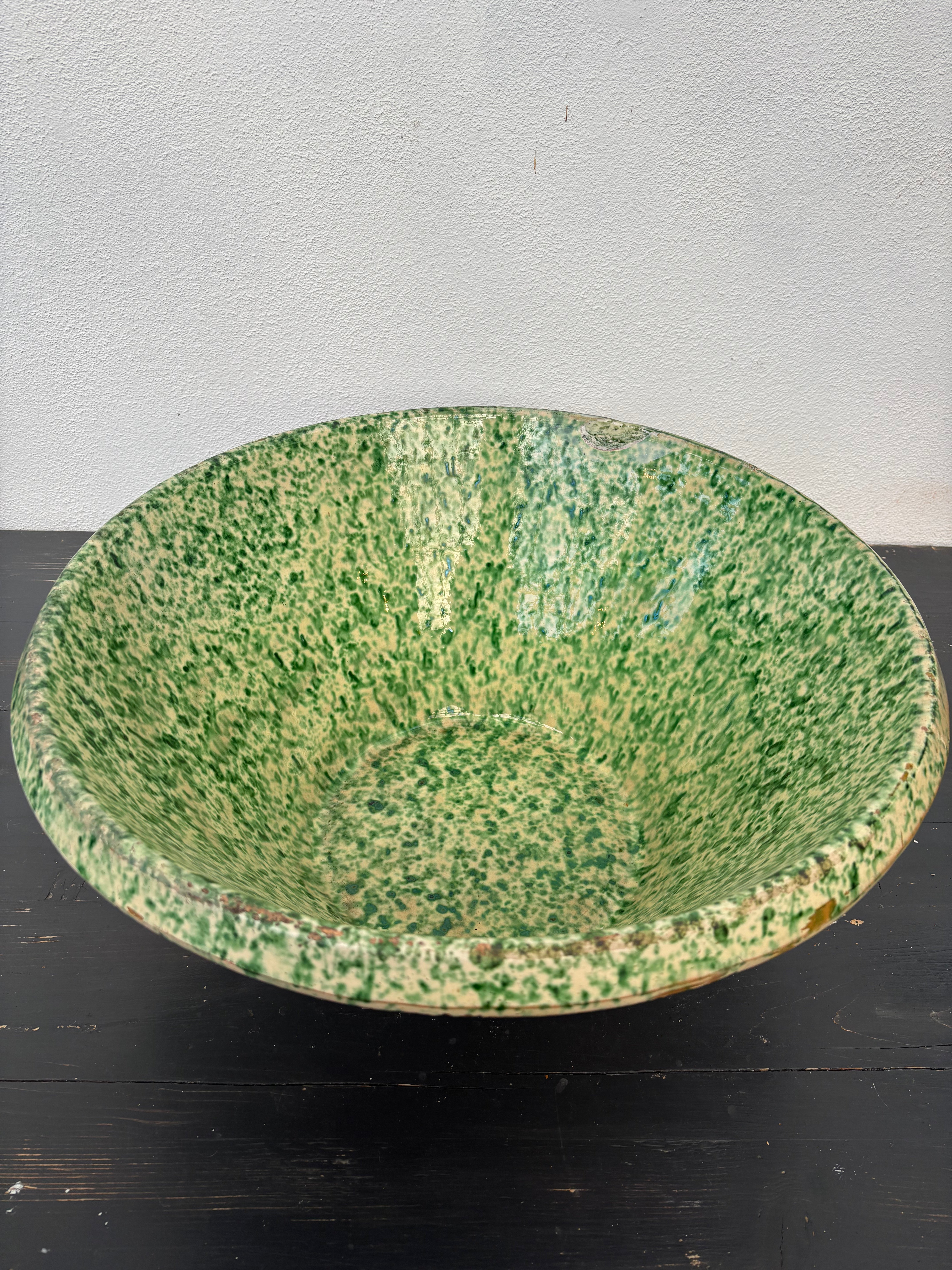 Italiensk fad med creme/grøn mønster, Ø49 cm.