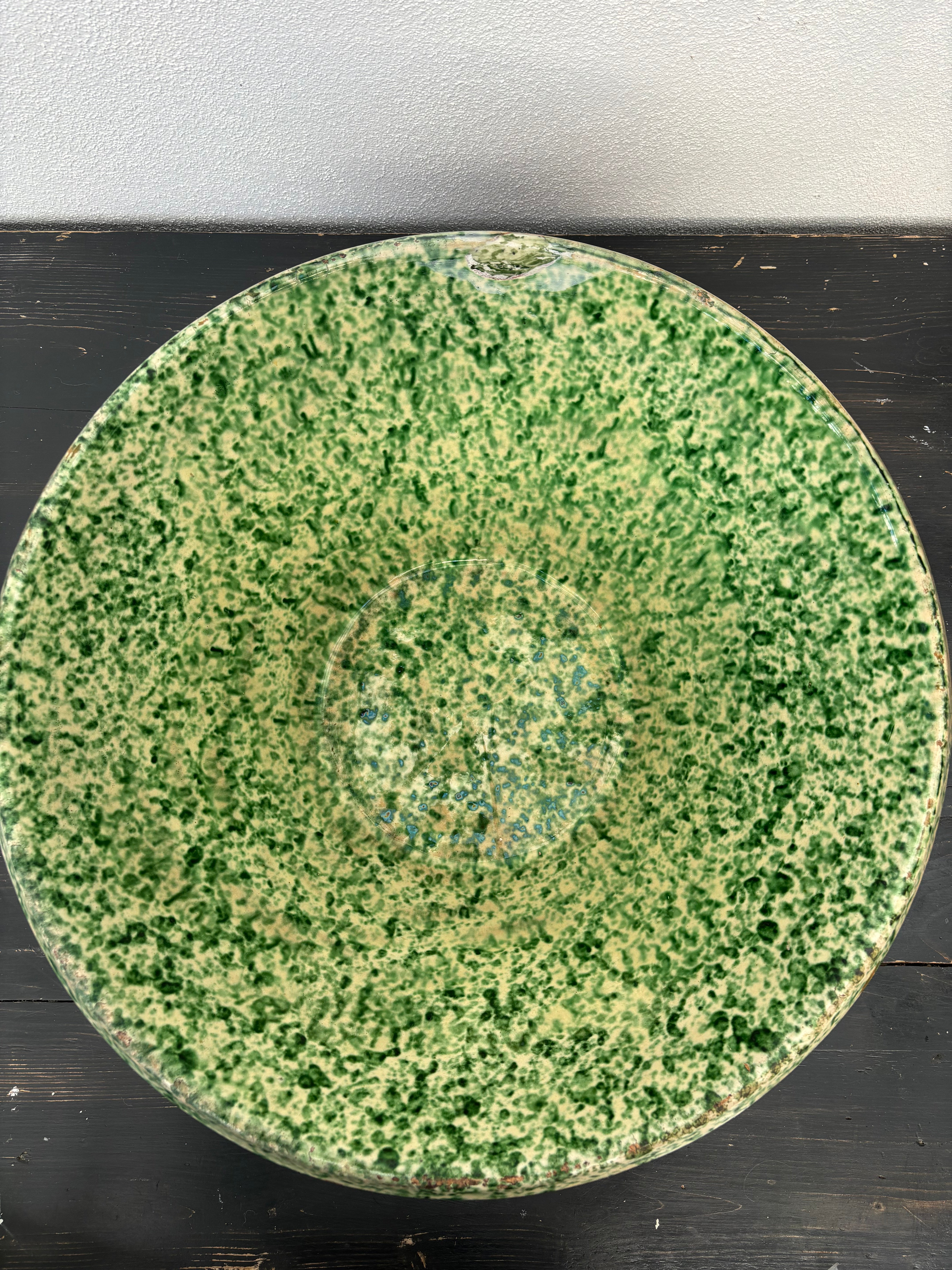 Italiensk fad med creme/grøn mønster, Ø49 cm.