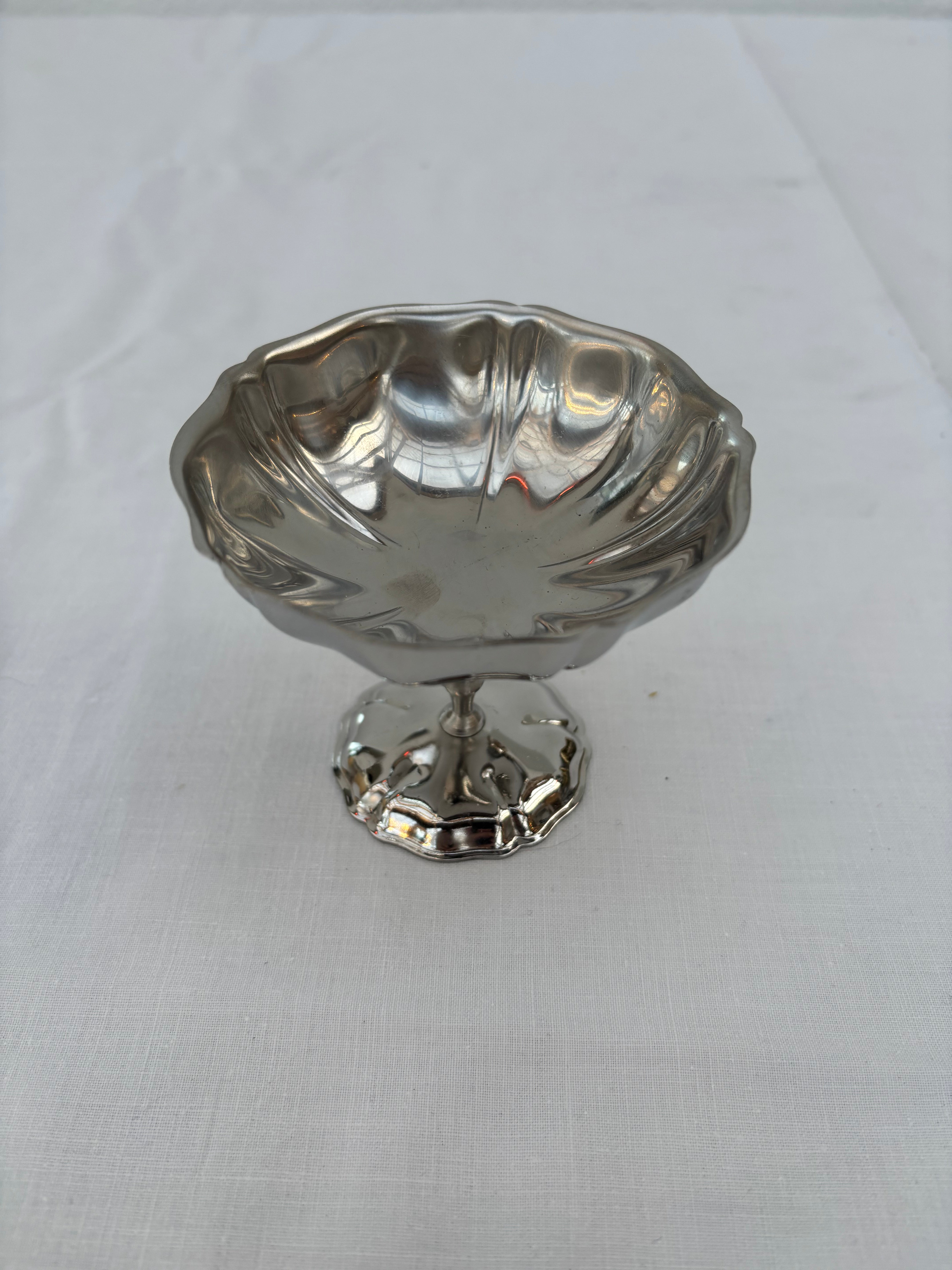 Isskål på høj fod