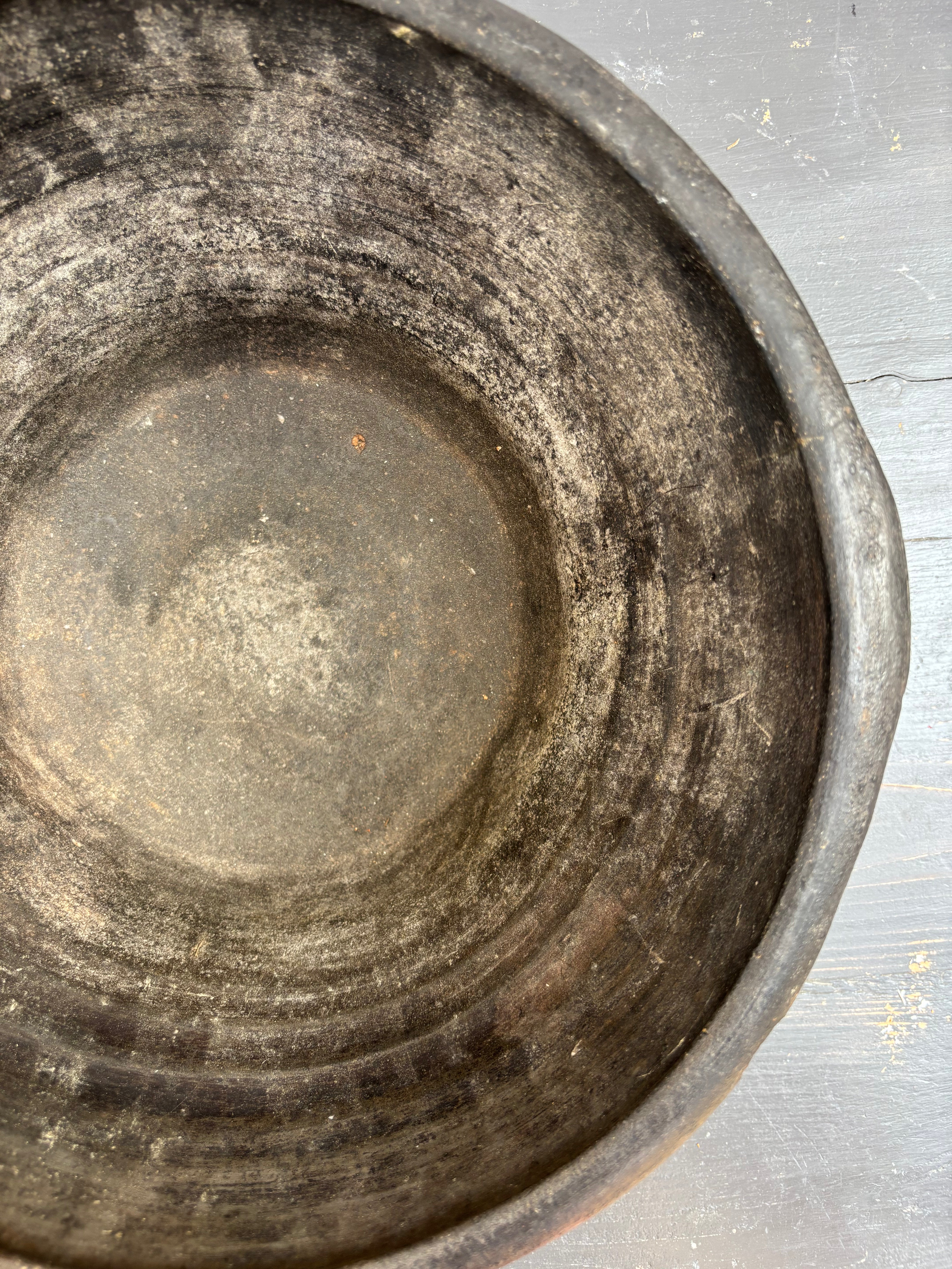 Svart tallerken, Ø33 cm