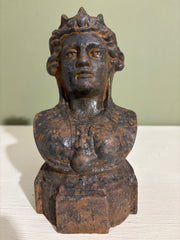 Byste i metall, h20 cm.