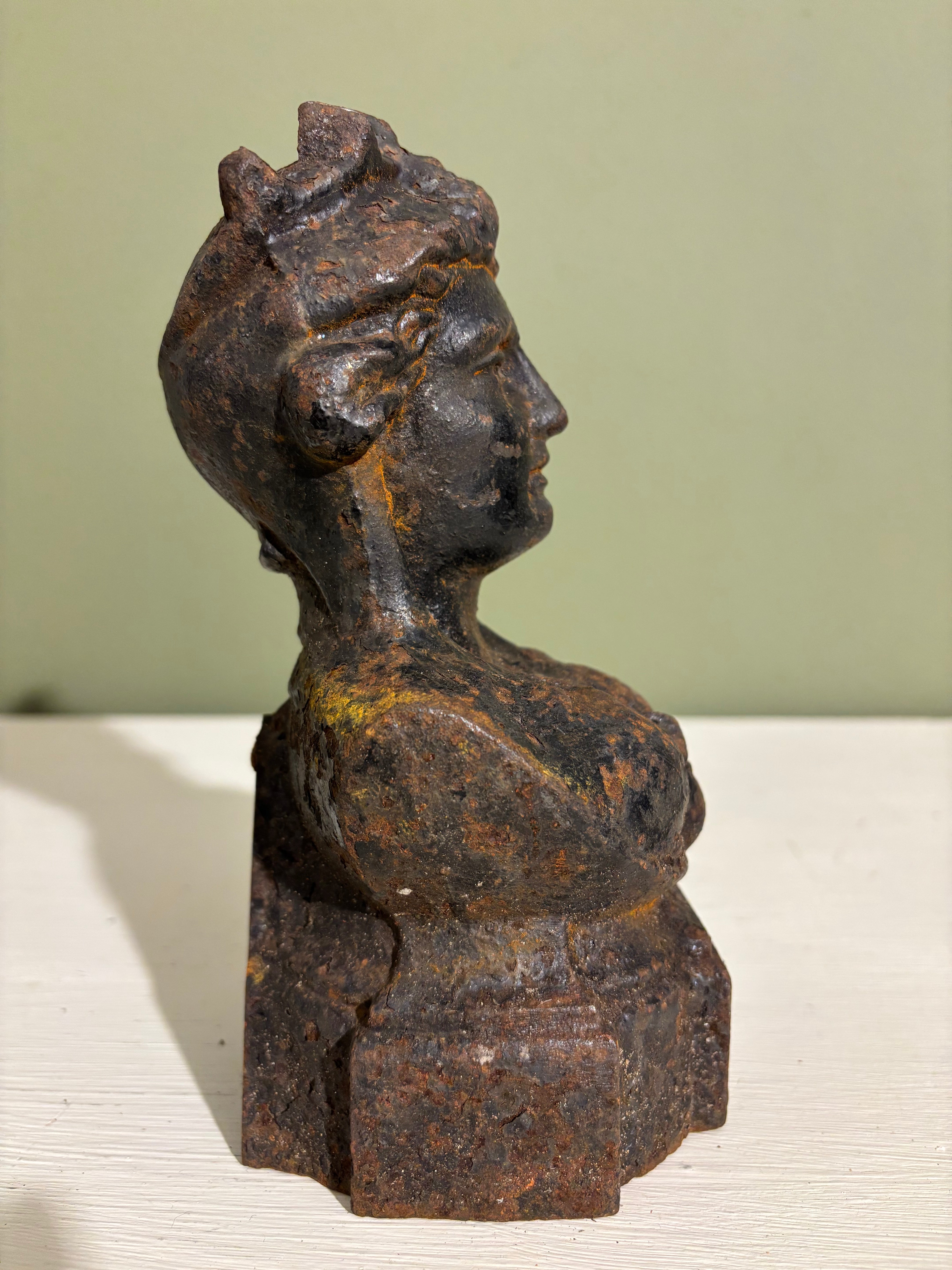 Byste i metall, h20 cm.