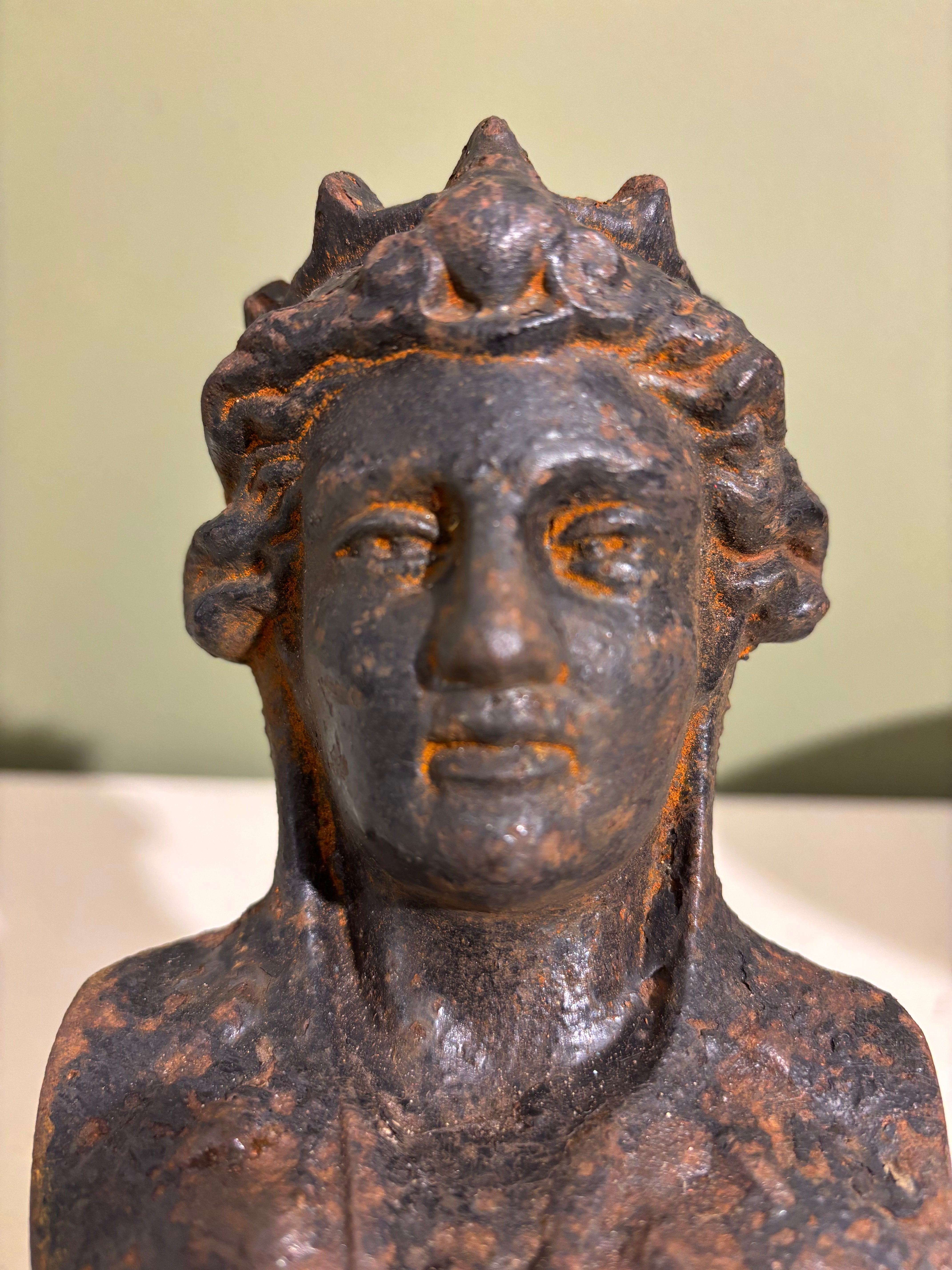 Byste i metall, h20 cm.