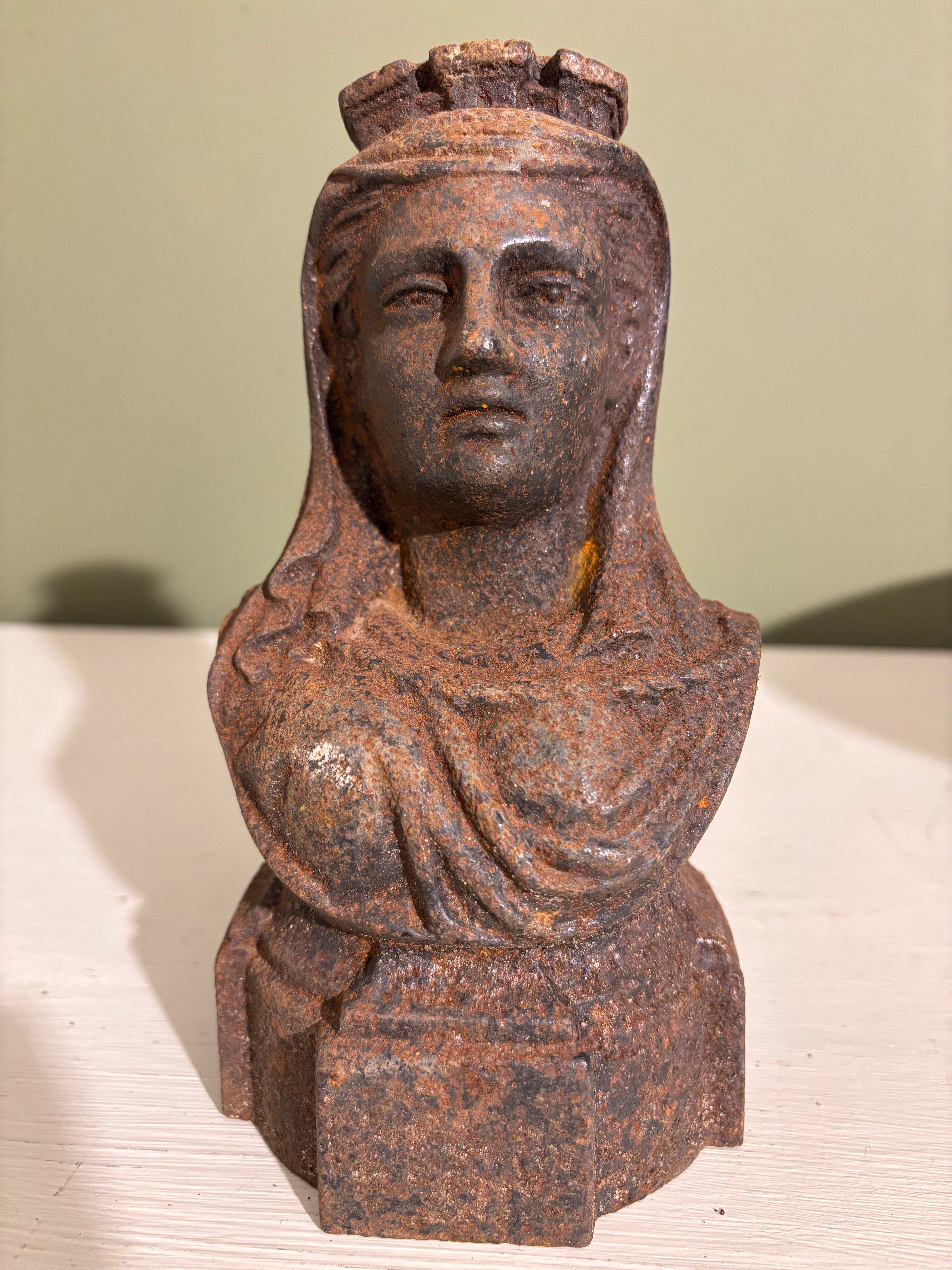 Byste i metall, h19 cm.