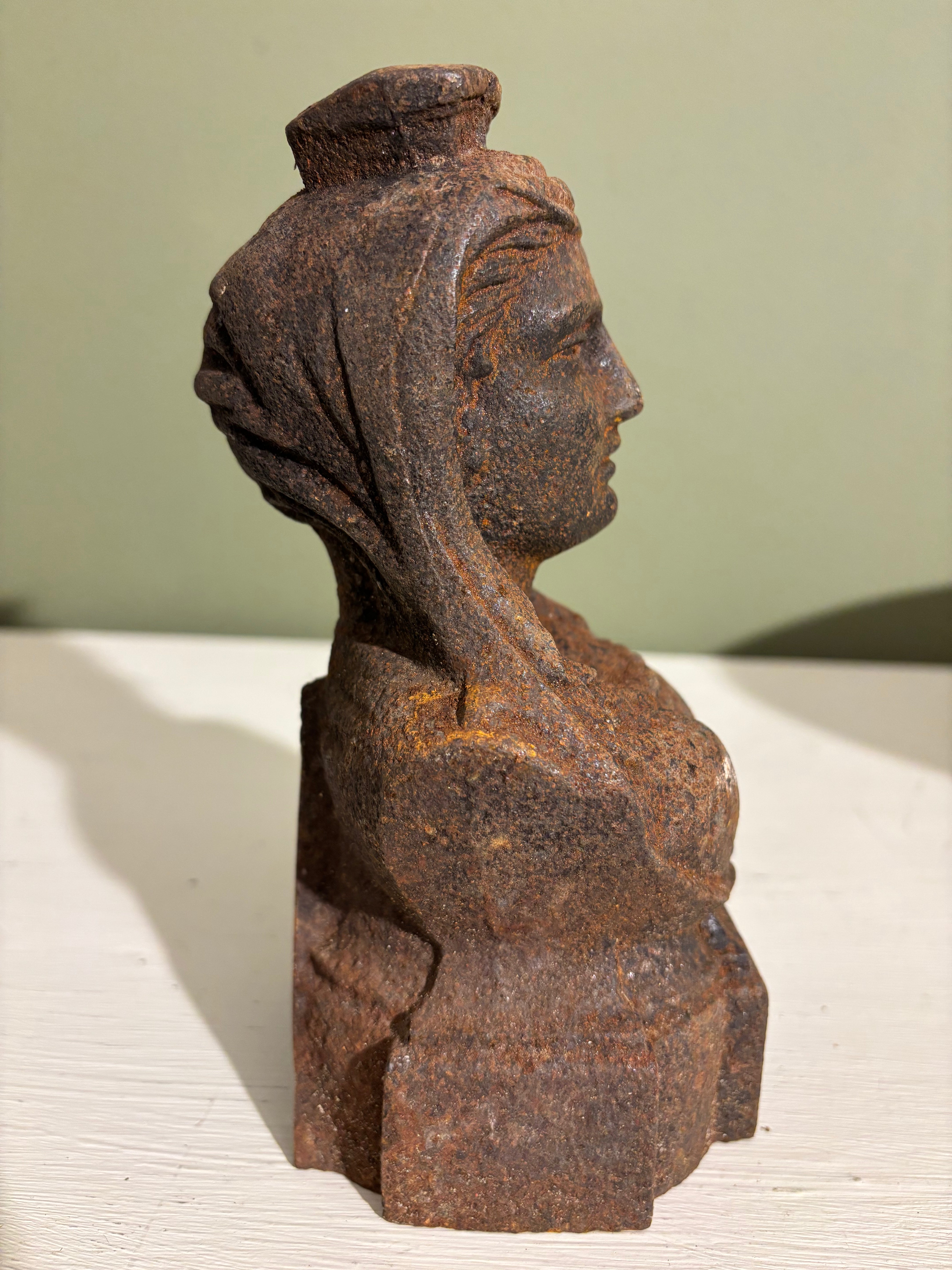 Byste i metall, h19 cm.