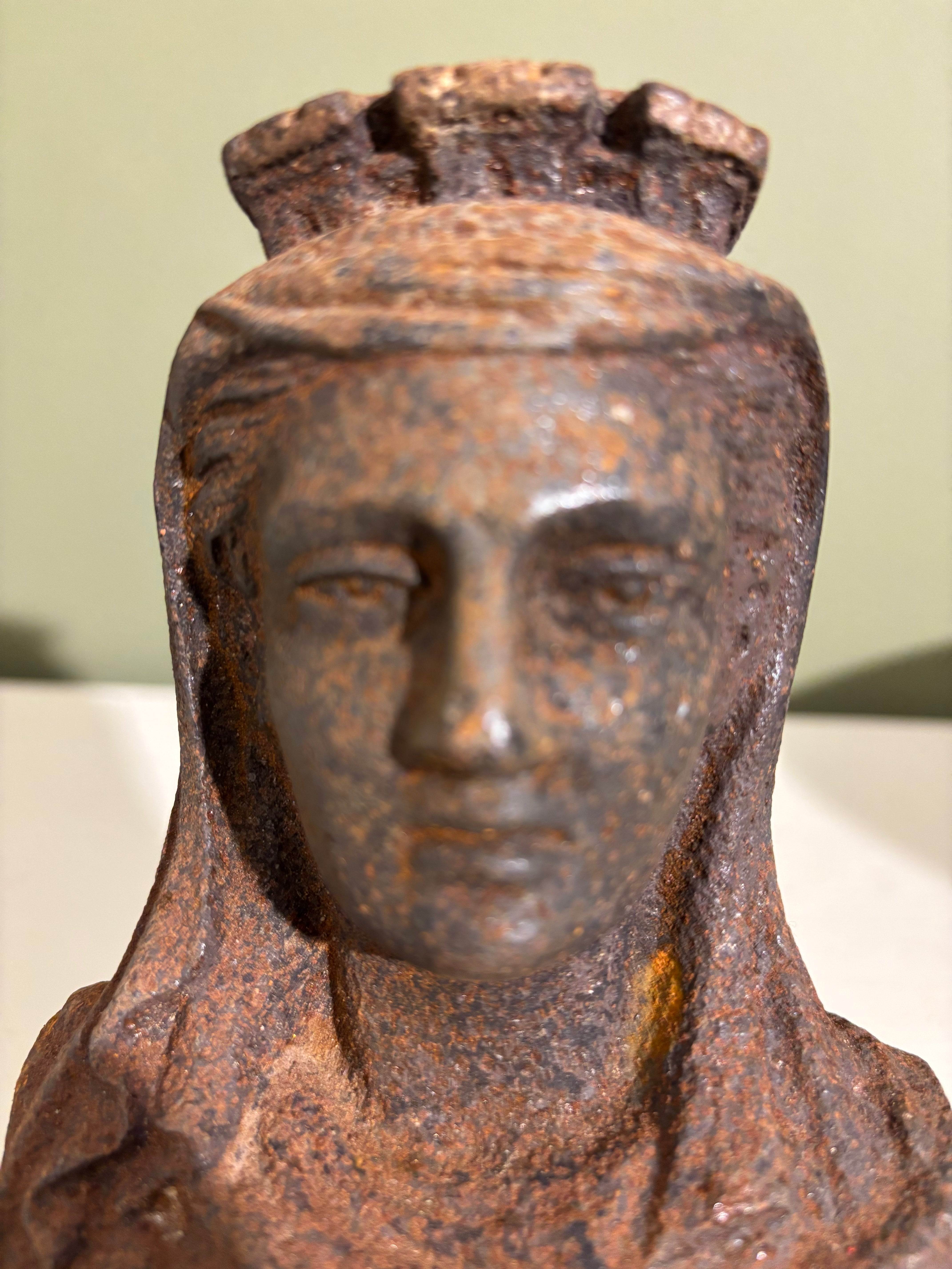 Byste i metall, h19 cm.
