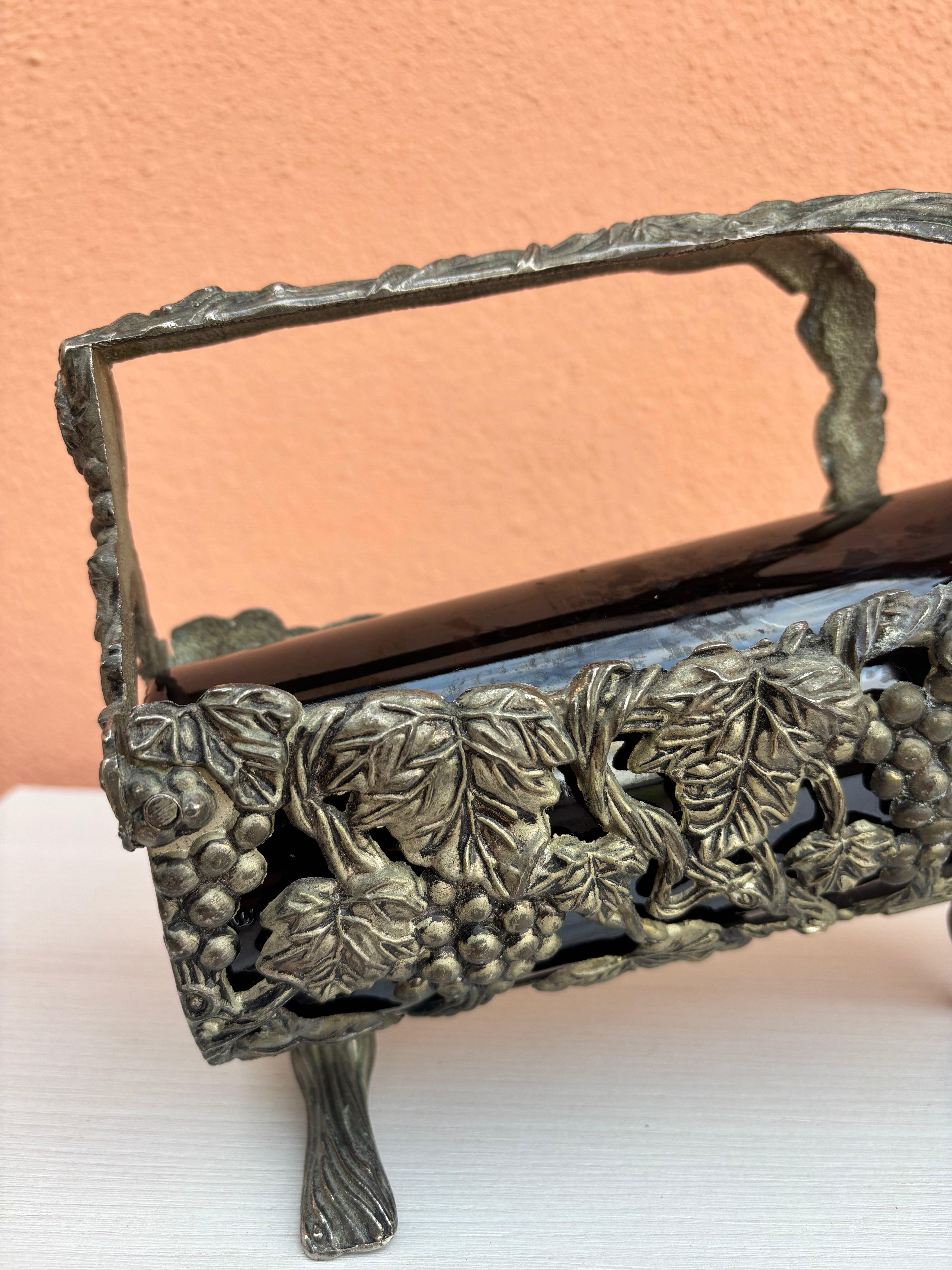 Metal wine bottle holder