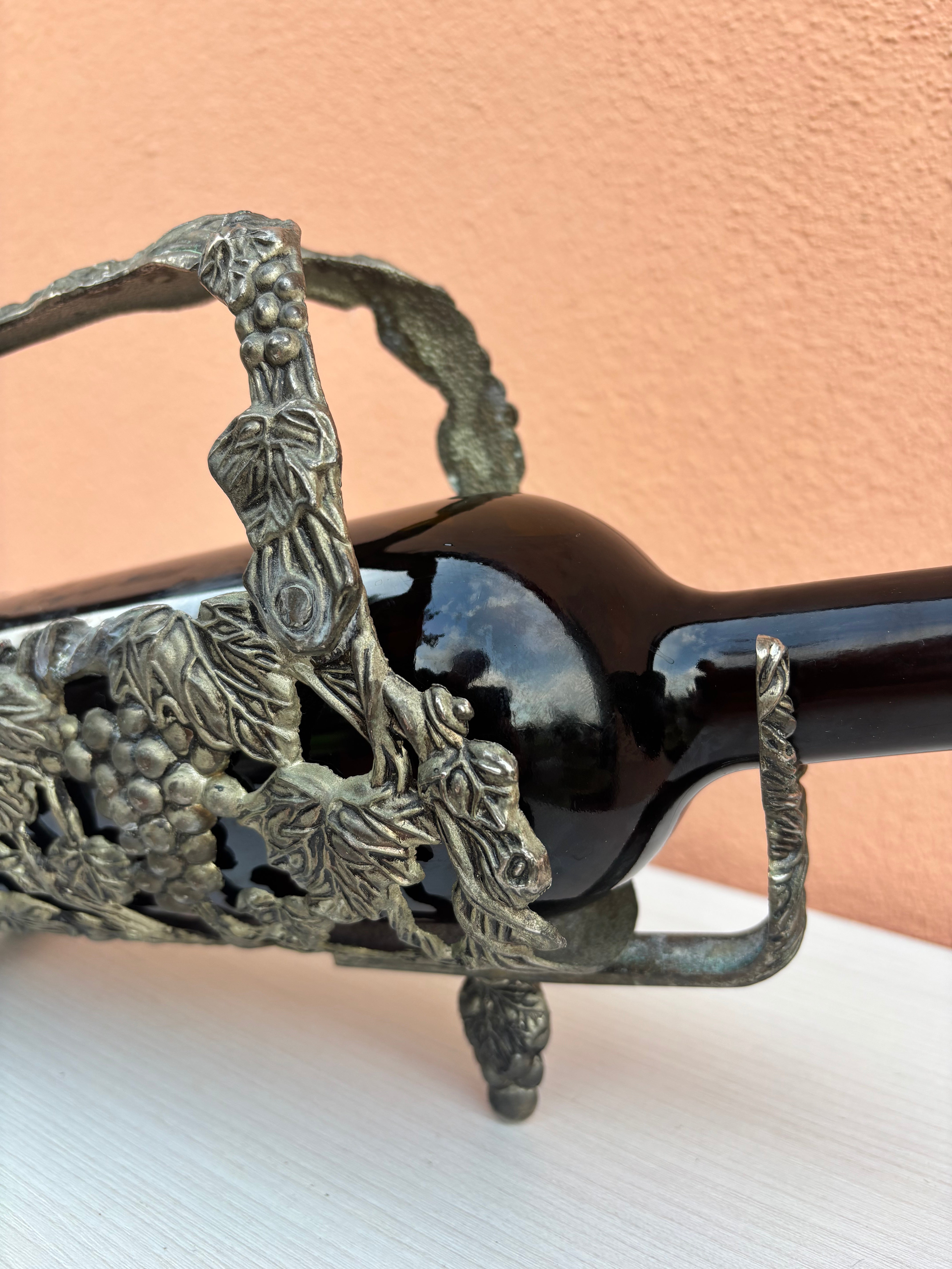 Metal wine bottle holder