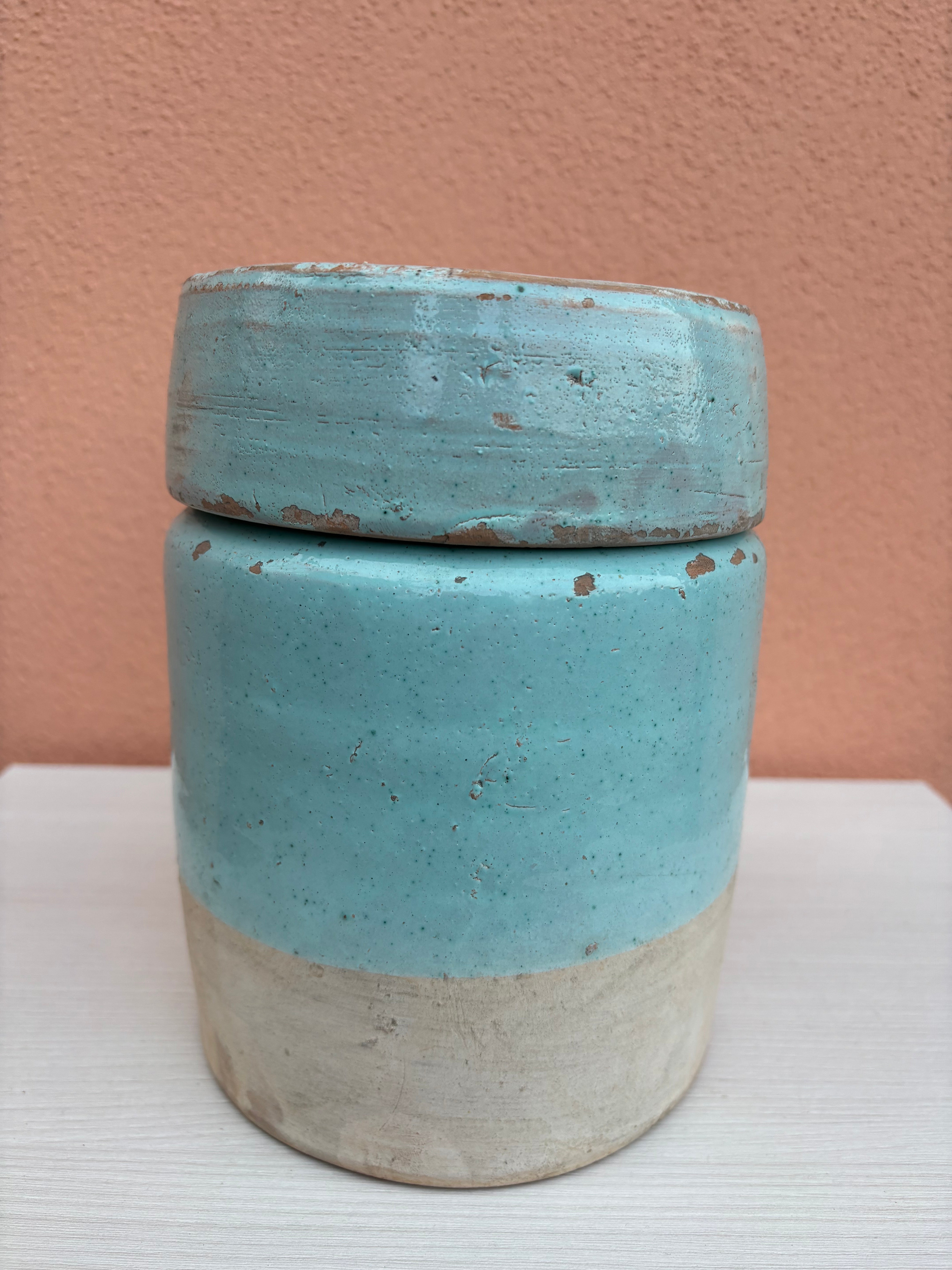 Italiensk krukke med låg, h17 cm.