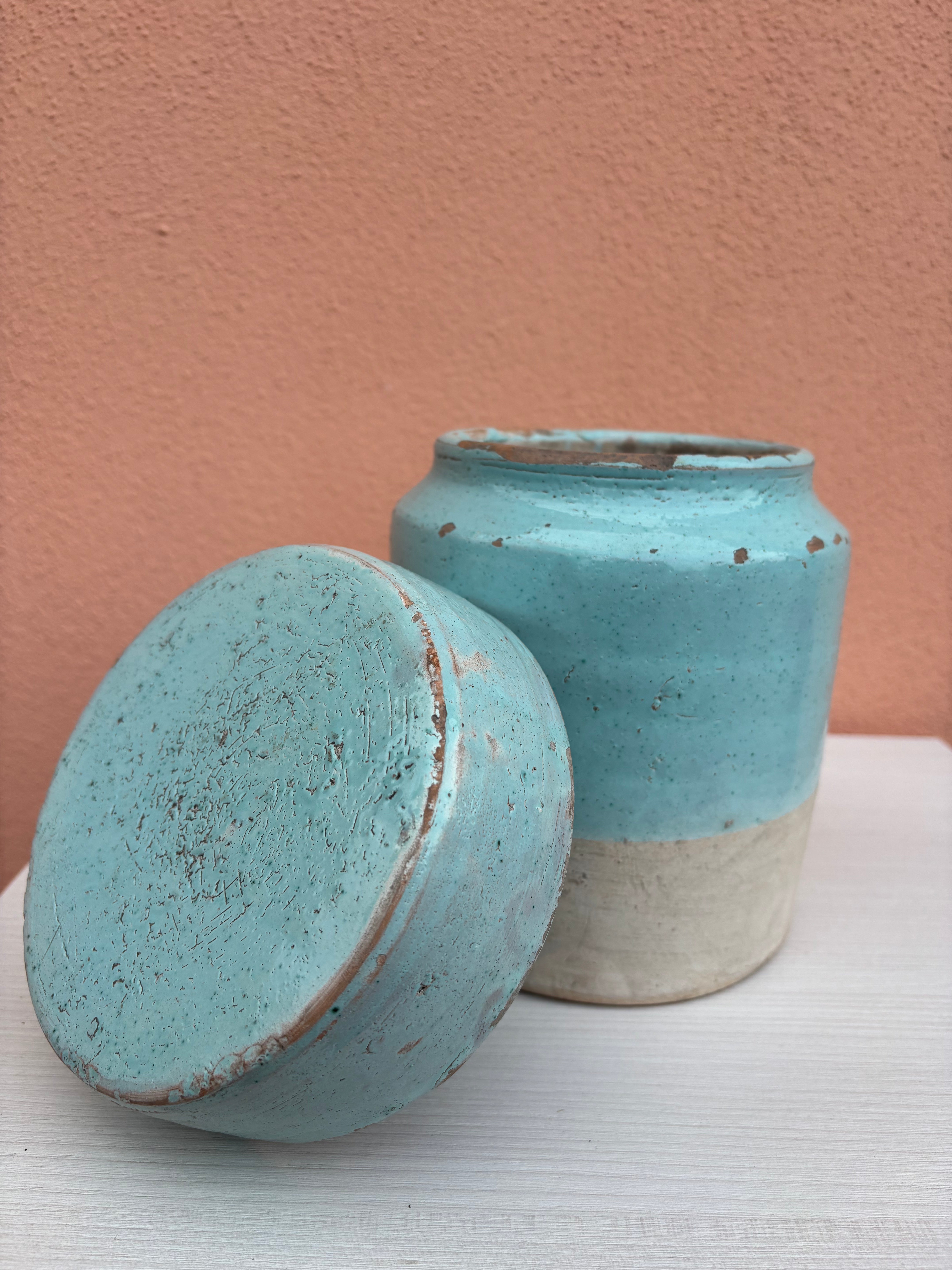 Italiensk krukke med låg, h17 cm.